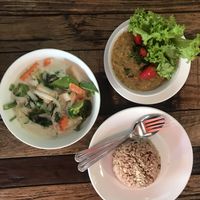 Noodle soup and red curry with brown rice at La Carotte Qui Rit in Koh Tao