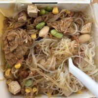 Take away spaghetti di soya con tofu, vegan pollo, edamame, fagioli e mais   at Veg & Veg in Florence