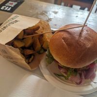 Burger menu with one potato wedges at Veg & Veg in Florence