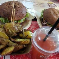 Popeye burger,potatoes and fresh juice at Veg & Veg in Florence