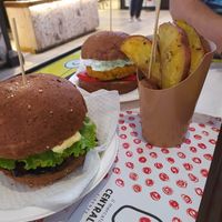 Buonissimi hamburger tra cui scegliere, per averlo vegano basta farsi togliere il formaggio, ottima anche la maionese vegana aromatizzata e le patatine.
Lo consiglio at Veg & Veg in Florence