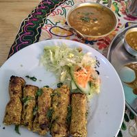 Es un kebab de soya y atras está el Chana Masala. Estos son platillos individuales de la carta. at India Town in Mexico City