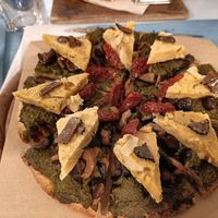 La fabbrica del mondo, pizza vegana con crema di cavolo nero, farifrittata di ceci e cipolla, pomodori secchi at Pizzeria Capri in Jesolo