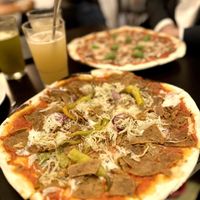 Pizza Adria und im Hintergrund eine Margarita mit extra Champignons und Hauslimonaden  at Vistro in Hamburg