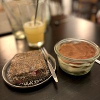 Tiramisu und eine Kirsch-Mohn Kuchen   at Vistro in Hamburg