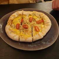 Pizza bread with cheese stuffed crust at Vistro in Hamburg