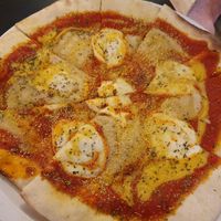 Pizza Dreikäsehoch (three cheeses) at Vistro in Hamburg