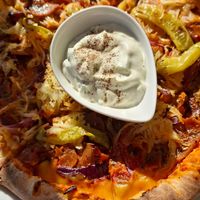 Griechische Pizza mit Tzaziki at Vistro in Hamburg