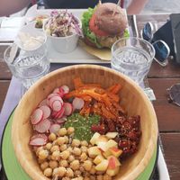 Bowl and vegan burger at Quinoa in Florence