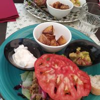 Burger di lenticchie al piatto at Quinoa in Florence