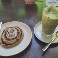 Mohnschnecke und Matcha Latte mit Hafermilch at Biothek Wernigerode in Wernigerode