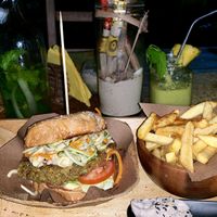 Hamburguesa con patatas y zumo de verduras con menta (riquísimo) at Amaluna Restaurant & Lab in Punta Cana