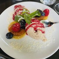 Milchreis mit Früchten at Kismet in Munich