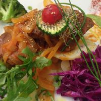 The delicious seitan steak with tomatoes and onions, served with a side of delicious potatoes and some fresh, salted cabbage  at Yerbabuena - Bordadores in Madrid