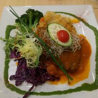 Homemade seitan steak with tomato and onion at Yerbabuena - Bordadores in Madrid