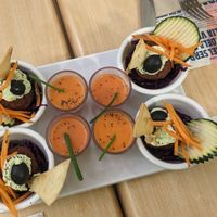 Aperitivo vegano gratuito con la bebida at Yerbabuena - Bordadores in Madrid