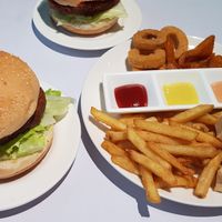 Kimchi burger and fried combo platter at Yé Shū 耶蔬 in Kaohsiung