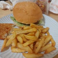 Kimchi burger and fries at Yé Shū 耶蔬 in Kaohsiung
