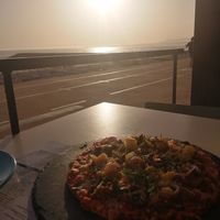 Pizza vegans deliciosa... É não há melhor pôr de sol at Marcelino Beach Club in Costa Da Caparica