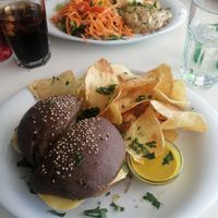 Prego à marcelino (bife de seitan e espinafres salteados) com queijo vegan at Marcelino Beach Club in Costa Da Caparica
