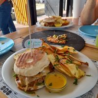 Hambúrgueres vegan at Marcelino Beach Club in Costa Da Caparica