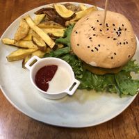 Hamburguesa hawaiana. at Siembra in Lima