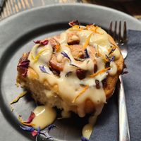 Cinnamon roll with vanilla sauce at Lost Weekend in Munich