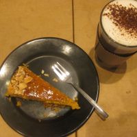 Carrot cake and hot chocolate at Lost Weekend in Munich