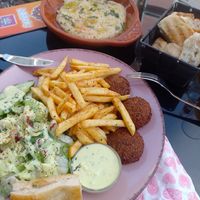 Bahaar Teller mit Pommes statt Reis und extra Hummus. Mit Orangenlimonade 21,80 Euro. at Shirin in Gottingen