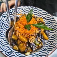 Gebratene Aubergine mit Wasserkastanien, 15,50 Euro at Tianfuzius in Berlin