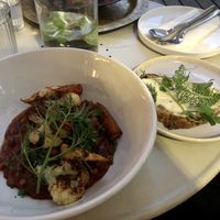 Żółty łubin w pomidorach z roślinnym boczkiem • Yellow lupine with tomatoes and plant-based bacon meat🌱 at Nadzieja JE SUS in Poznan