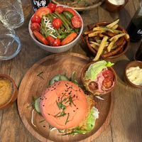 Tempeh burger, Side salade en mixed fries  at Burgerlijk in Maastricht