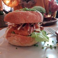 TEMPÉ BURGER
Tempé burger met gado gado saus, taugé, zoetzure groentjes en huisgemaakte sambal
Tempeh burger with gad gad sauce, bean sprouts, pickled vegetables and homemade sa at Burgerlijk in Maastricht