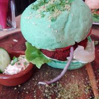 ZEEWIER-SOJABURGER
Kombu zeewier, sojabonen, wasabimayo, avocado & wakame salade
Kombu seaweed, soy beans, wasabi mayonnaise, avocado & wakame salad at Burgerlijk in Maastricht