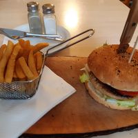 Endoori burger with fries at Hofcafe in Bamberg