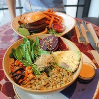 Burger and energy bowl at VEVAY in Frankfurt