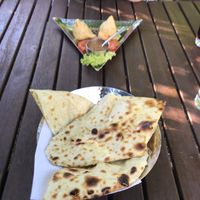 Naan gefüllt mit Tofu und Samosas  at Zafran in Bamberg