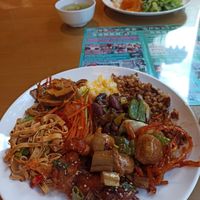 Full plate, abundant buffet at Su Ji Xiang in Kunming