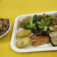 Small plate of veggies with rice at Míng Xīn SùShí 明心素食 in Taipei