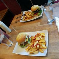 Ärtburger classic and mushi mushi(svamp) at The Vegan Bar in Malmo