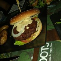 המבורגר ספיישל at roots in Thessaloniki