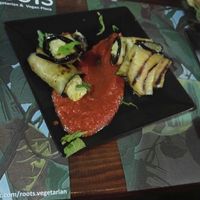 חצילים עם גוואקמולי at roots in Thessaloniki