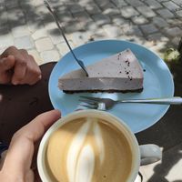 Köstlicher Strawberry Cheesecake und Cappuccino mit Hafermilch   at Kandie Shop in Hamburg