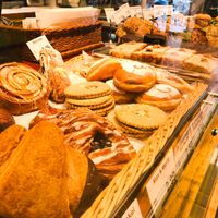 Vegan pastries like classic Austrian Krapfen or Linzeraugen - of course 100% vegan and 100% "Yuuummmm" 🍽✌🏼😋 at Maran Vegan Bistro in Vienna