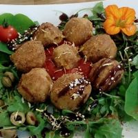 Kichererbsenbällchen auf Salatbett at triVida in Klagenfurt