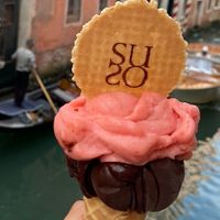 Chocolate negro con sorbete de fresa 🍓🍫  at Gelatoteca SuSo in Venice