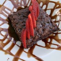 Peace of mind brownie with chocolate sauce and strawberries 😍 at Chef's Bistro in North Conway