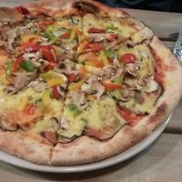 Pizza con queso vegano at Ay Mi Madre in Madrid