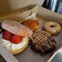4 vegan options-strawberry split, apple fritter, crème brûlée, and chai (?) #Veganuary at Donut Bar in San Diego