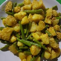 potato and beans with sesam at Vegan and Raw in Varanasi